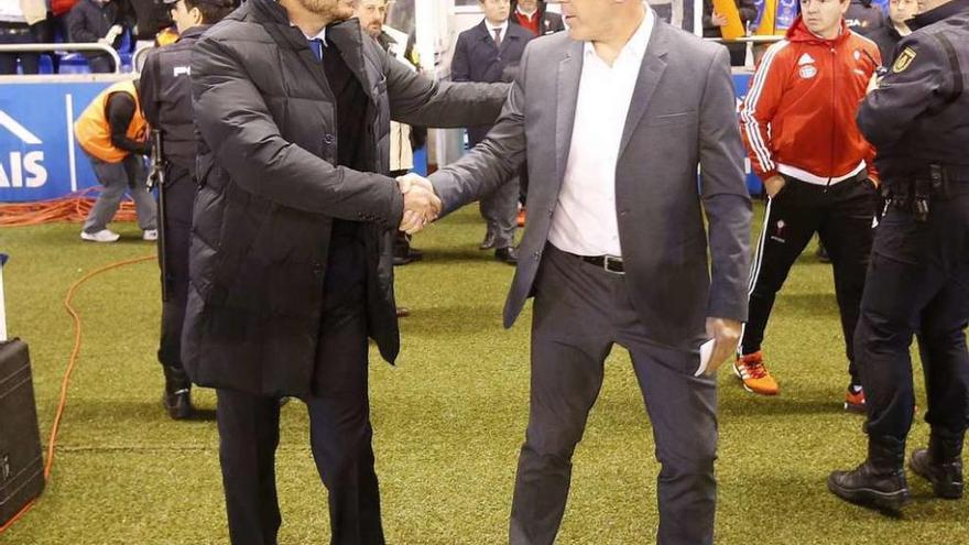 Víctor estrecha la mano de Berizzo antes del comienzo del partido. // José Lores