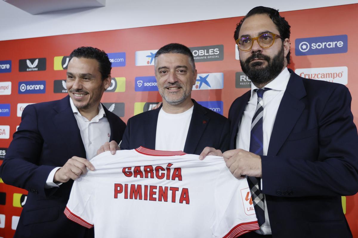 Xavier García Pimienta, sujeta una camiseta con su nombre