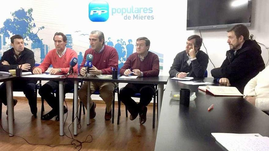 De izquierda a derecha, Antonio del Peño, José Manuel Rodríguez, Carlos Suárez, Rafael Alonso, Alfonso Orviz y Ramón Marinero, ayer, en la sede del PP de Mieres.