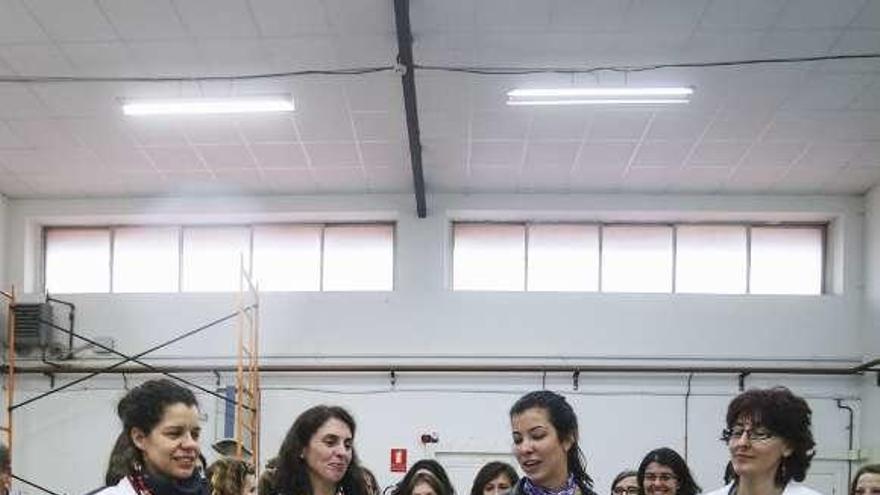 Gloria Muñiz, alumna de cuarto curso de Conservación y Restauración, especialidad de Escultura, lee el manifiesto junto a las profesoras María Sedano (izquierda), Carmen Álvarez-Rúa (directora) y Gema Puente (derecha).