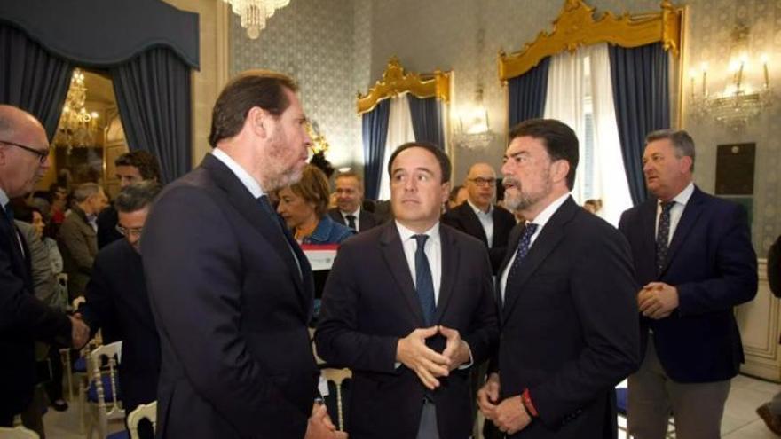 Llorca reclama ante Puente la ampliación del aeropuerto de Alicante-Elche y el "desbloqueo" del Corredor Mediterráneo