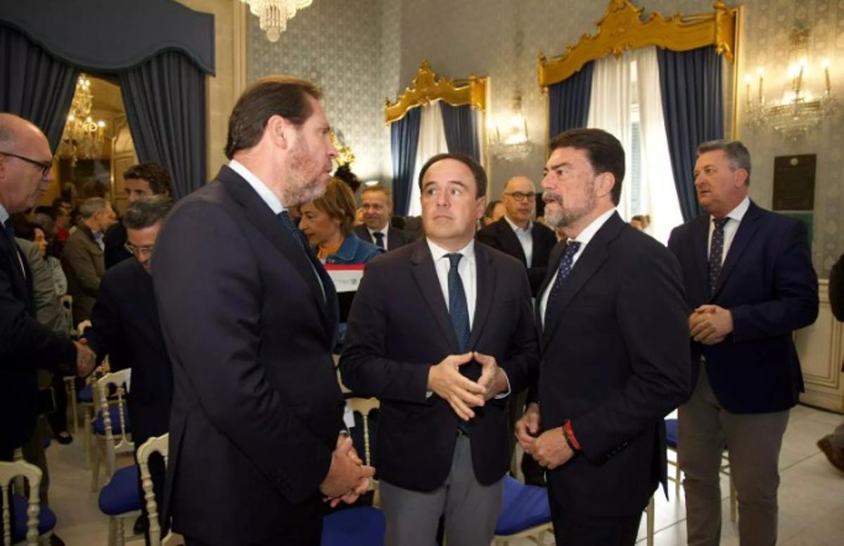 Óscar Puente, Juanfran Pérez Llorca y Luis Barcala, antes de la presentación. / Alex Domínguez