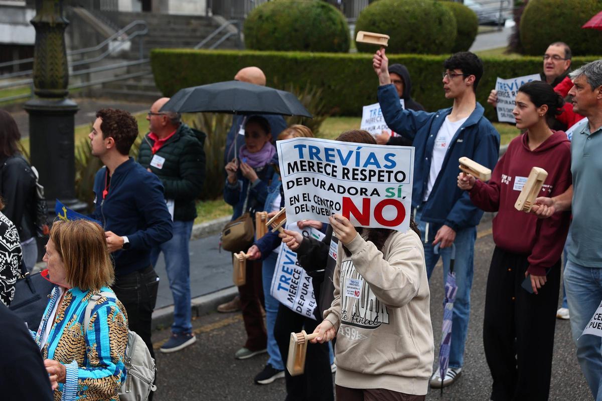 En imágenes: así fue la manifestación por las calles de Oviedo de los vecinos de Trevías que luchan por cambiar la depuradora de lugar En imágenes: así fue la manifestación por las calles de Oviedo de los vecinos de Trevías que luchan por cambiar la depuradora de lugar