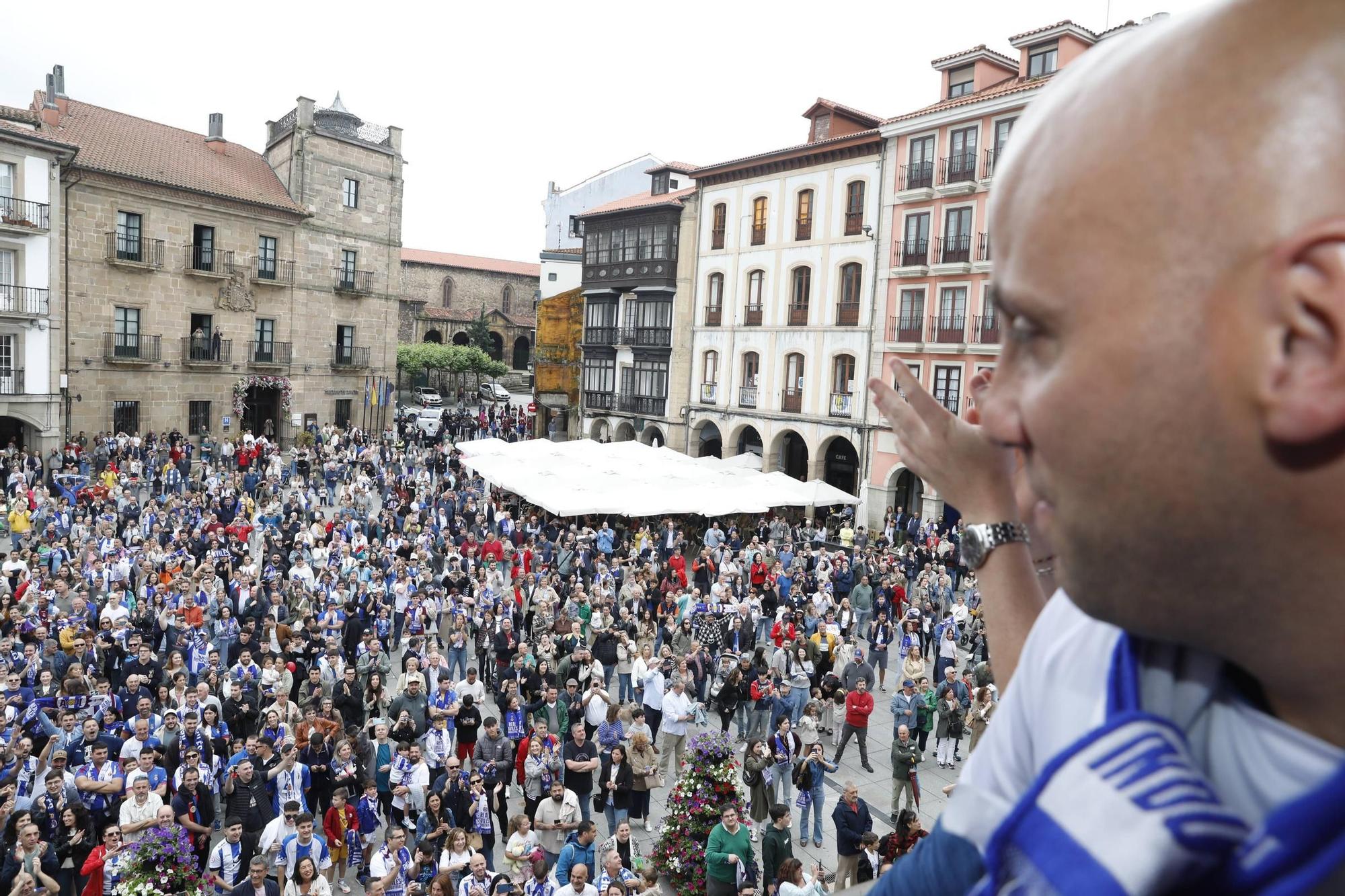 EN IMÁGENES: Así fue el recibimiento de los jugadores del Real Avilés en el Ayuntamiento