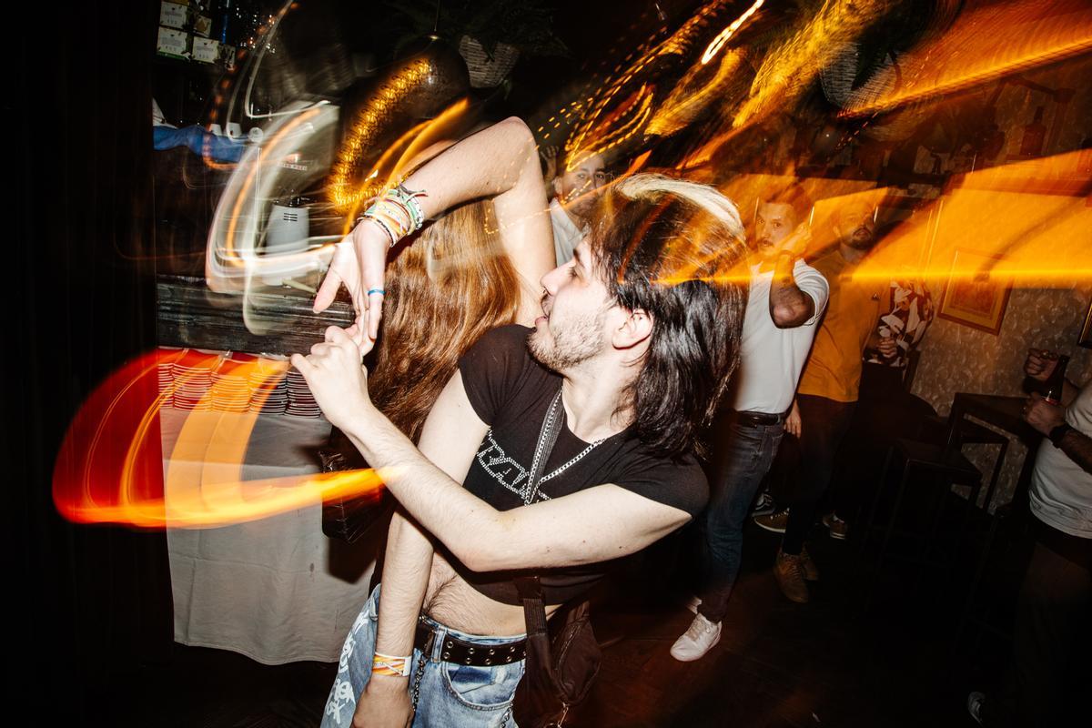 Dos asistentes a la Dragalada bailan antes de una de las actuaciones de drag queens en Chueca.