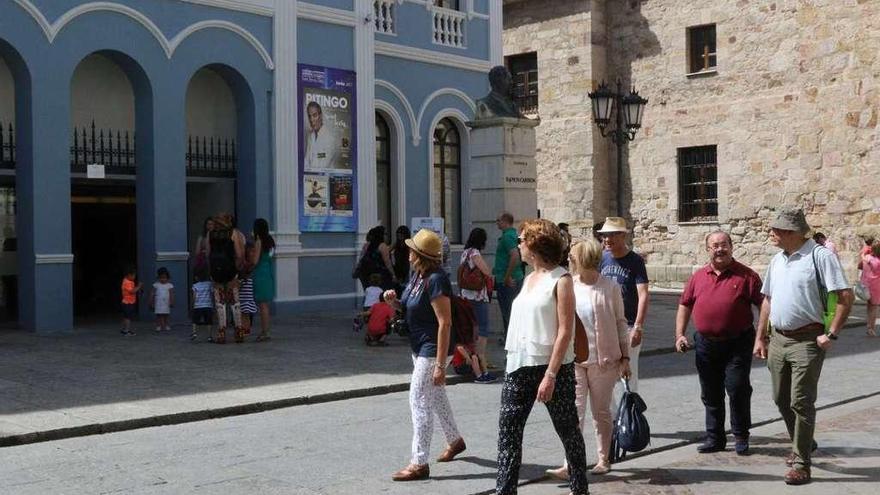 Un grupo de turistas aprecia la fachada del Teatro Ramos Carrión.