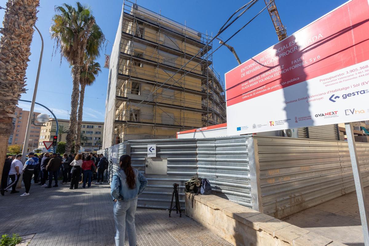 Carlos Mazon visitalas obras de rehabilitacion integral de viviendas de la Generalitat en el barrio Miguel Hernandez - Alicante