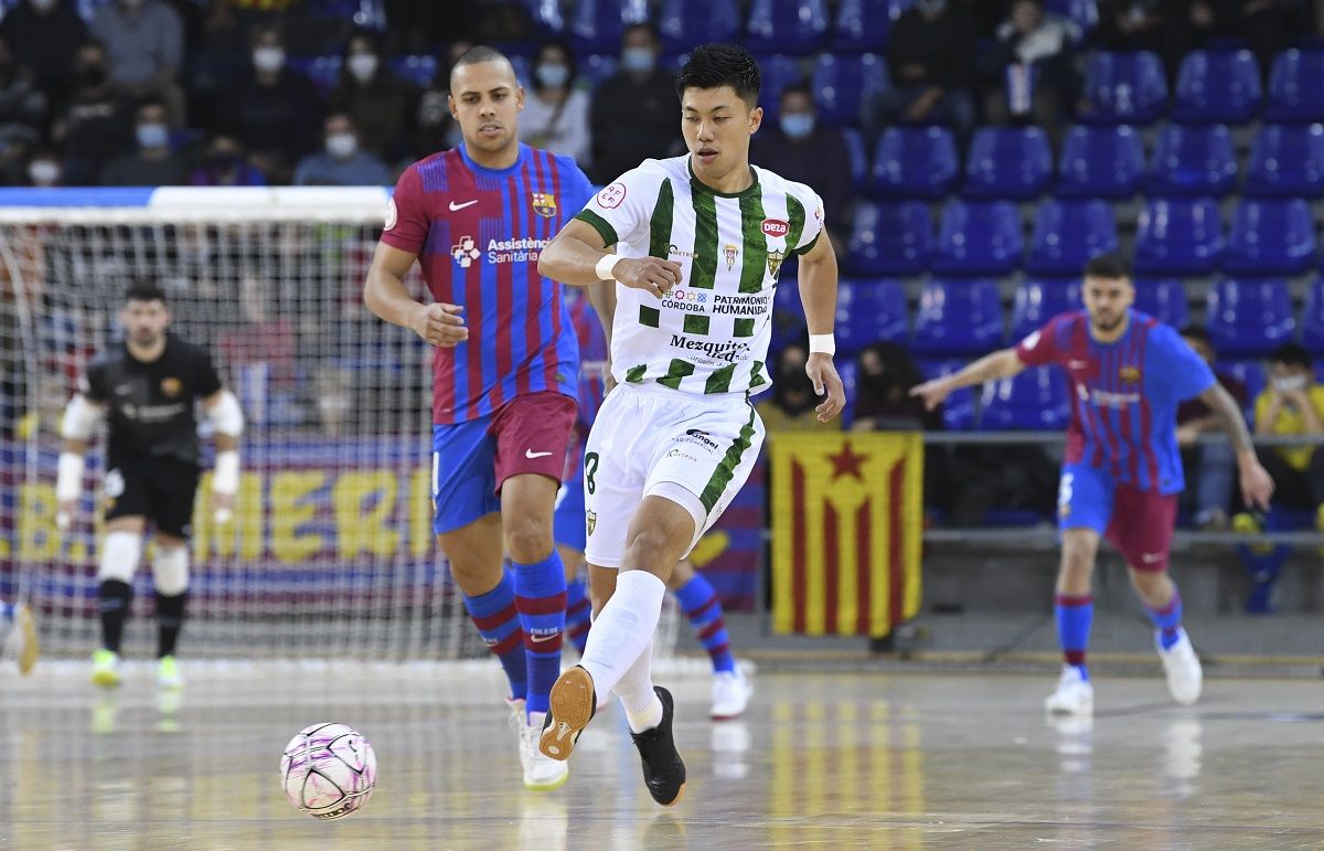 Shimizu, perseguido por Ferrao en una jugada del partido entre el Barça y el Córdoba Futsal.