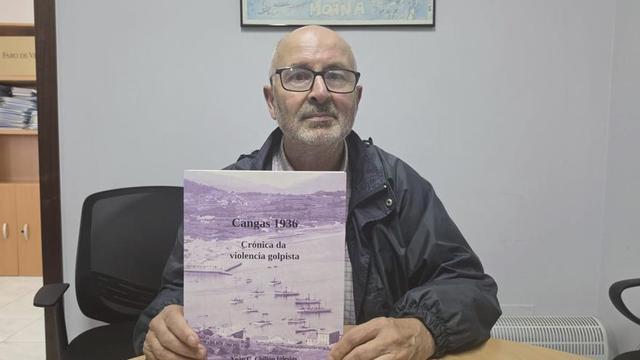 Xoán C. Chillón muestra el libro que resultó de años de investigación. | F.G.S.