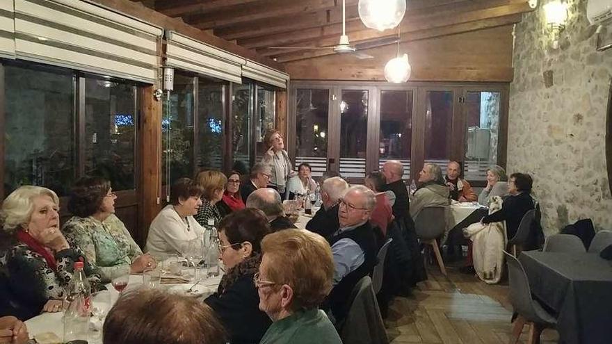 Cena navideña en Benia de la agrupación coral &quot;Ecos de Onís&quot;