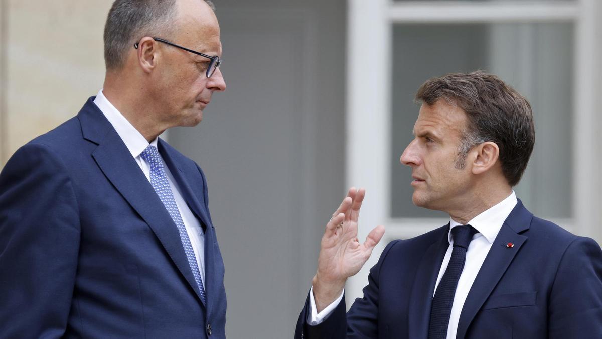 El canciller alemán, Friedrich Merz, y el presidente francés, Emmanuel Macron, durante su encuentro de este miércoles en París.