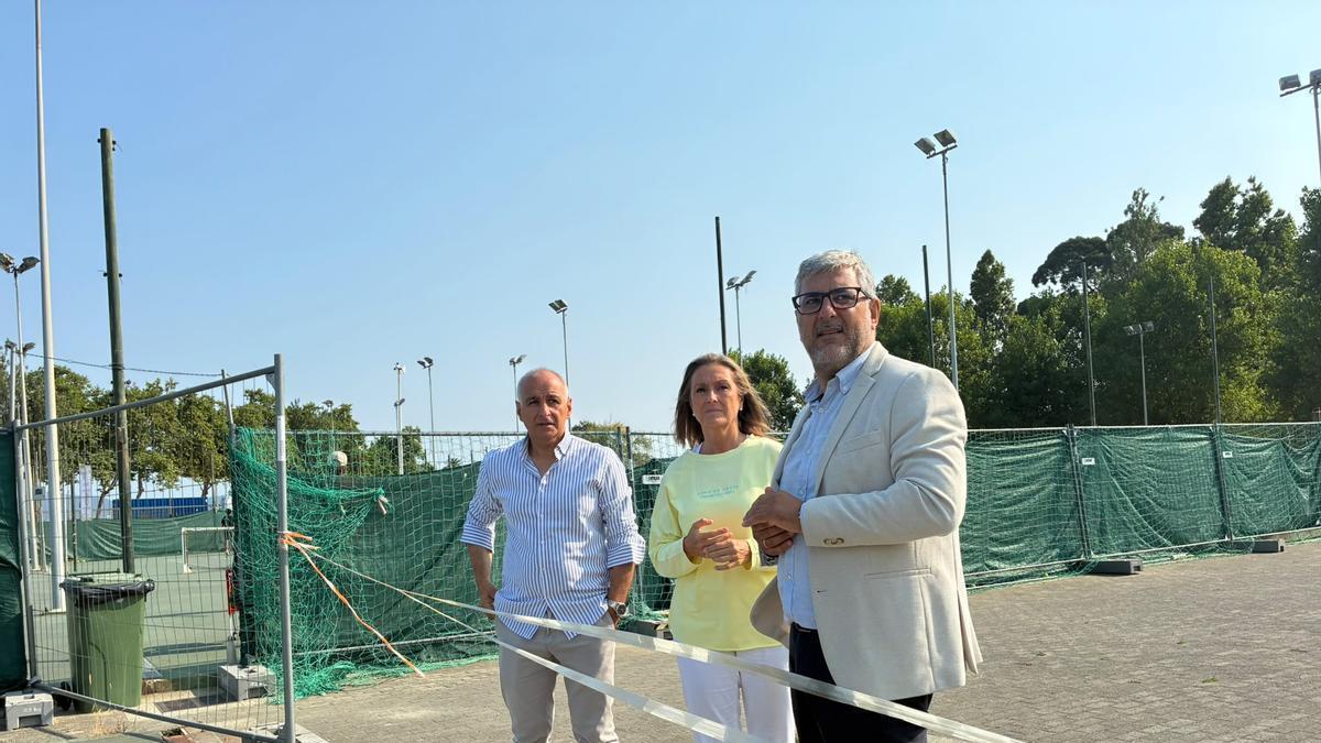 Daniel Benavides, Luisa Sánchez y Miguel Martín, en las pistas de tenis de Samil.
