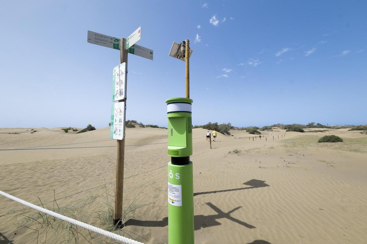Uno de los postes SOS instalados en la Reserva Natural Especial de las Dunas de Maspalomas