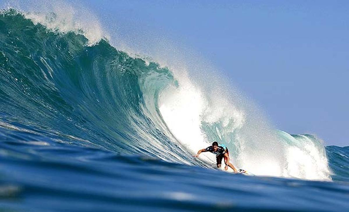 En una fotografia proporcionada per l’Associació de Professionals del Surf, Bruce Irons competeix en la primera ronda de l’esdeveniment Billabong Pipeline Masters surf a Haleiwa (Hawaii).