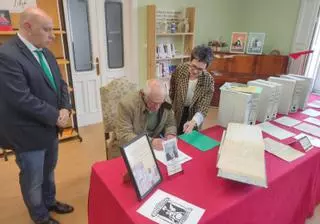 La familia de Vicente Loriente, impulsor de la biblioteca de Castropol, cede su archivo