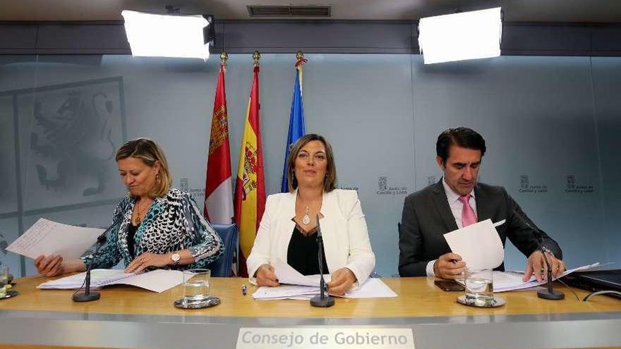 Los consejeros en rueda de prensa tras el Consejo de Gobierno.