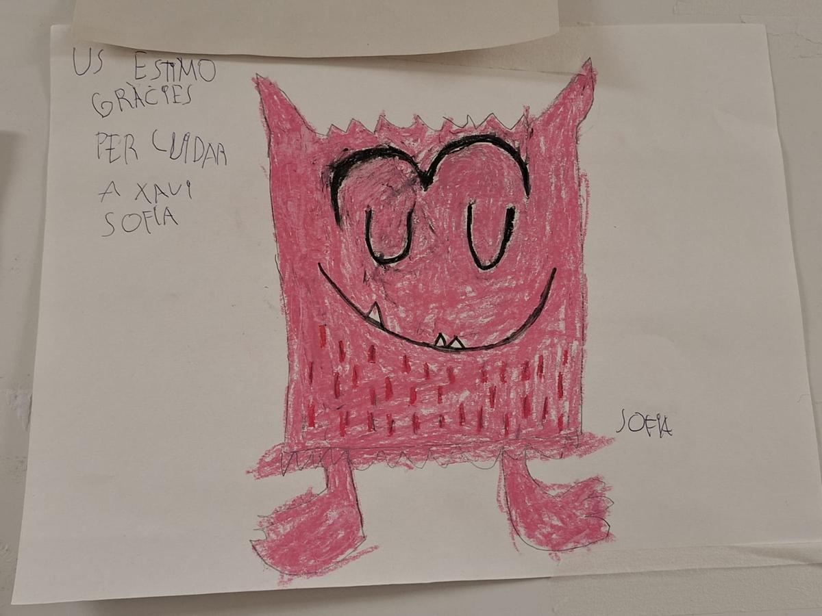 "os quiero, gracias por cuidar a Xavi", dice el dibujo de la pequeña Sofía, en un tablón del Hospital de Sant Joan de Déu