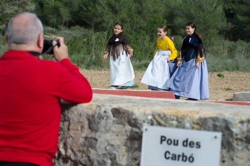 Decenas de personas asisten a la 'ballada' con la que se inaugura la restauración de este pozo del siglo XVIII ubicado en ses Salines