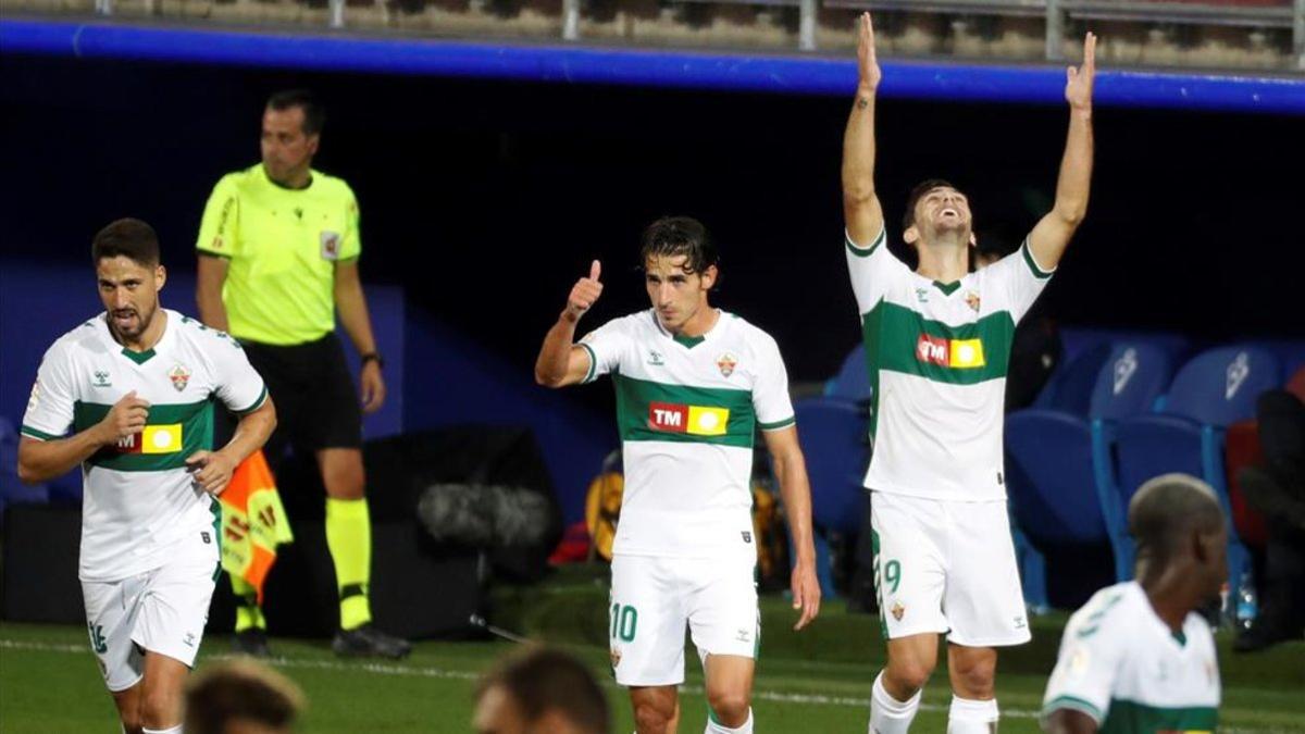 El delantero argentino del Elche Lucas Boyé celebra su gol ante el Eibar