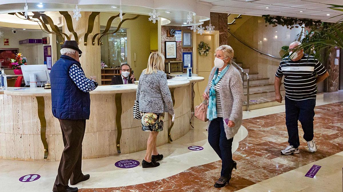Turistas en la recepción del hotel Diplomatic de Benidorm, uno de los diez que mantiene abiertas sus puertas este invierno.