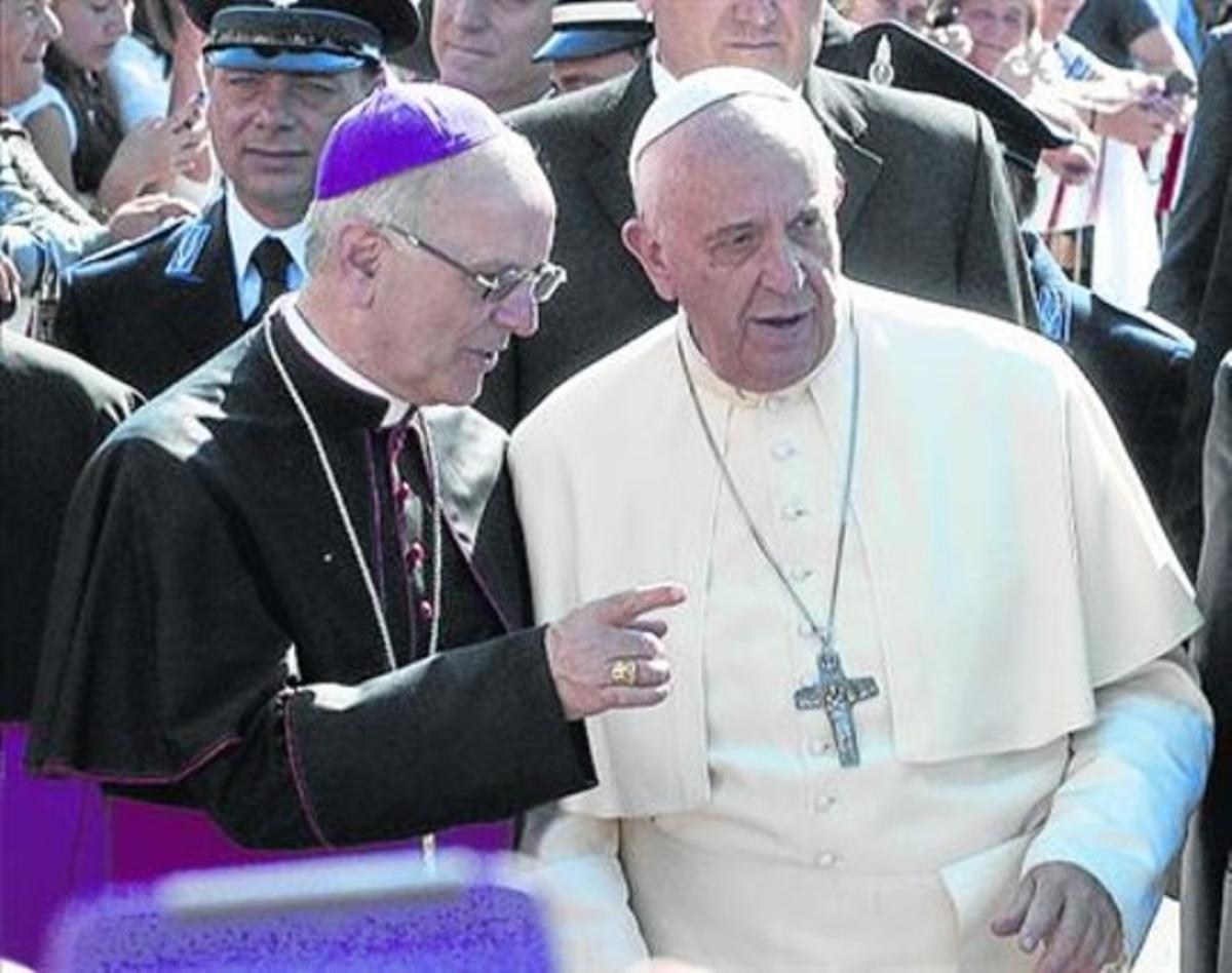 El Papa, amb el secretari general dels bisbes italians, dissabte. El Papa, amb el secretari general dels bisbes italians, dissabte.
