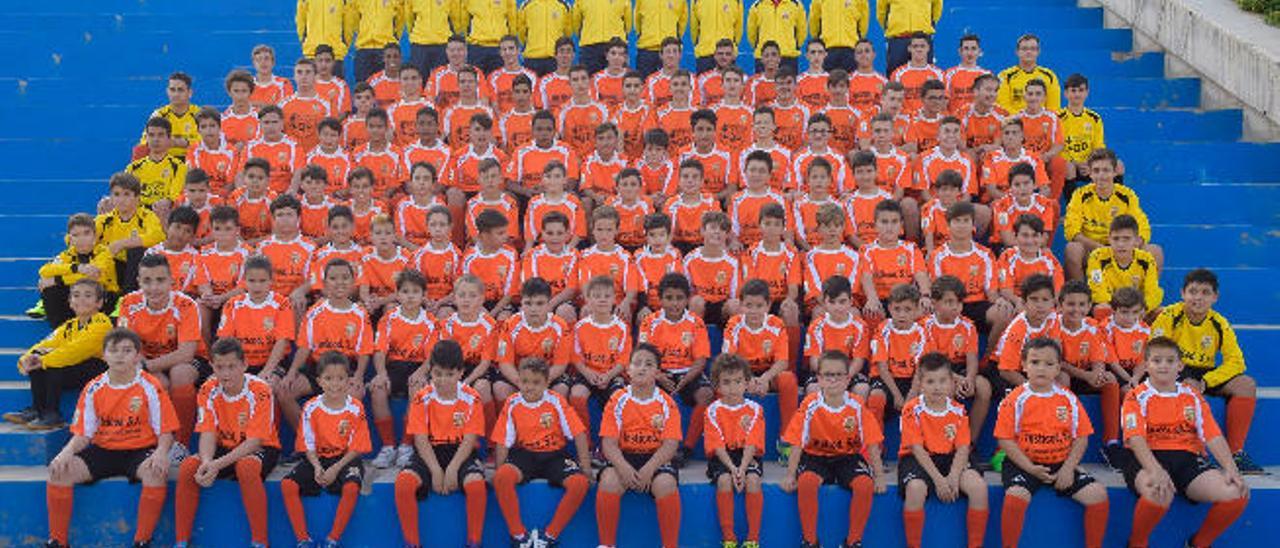 La cadena del C. F. Guanarteme posa en el parque del Estadio Insular, con presencia de directivos, técnicos y jugadores.