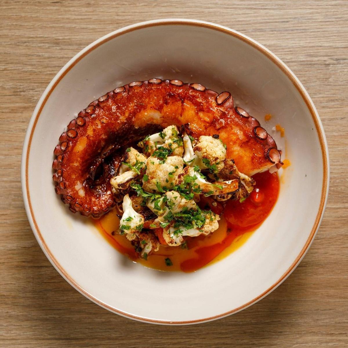 Pulpo mit Blumenkohl.