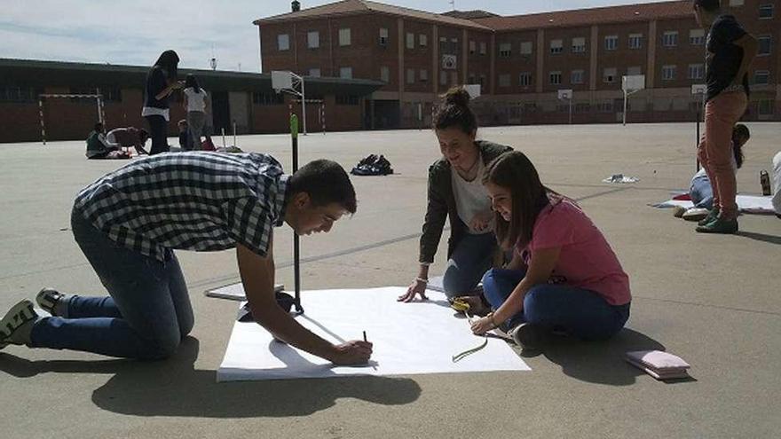 Un grupo de alumnos realiza cálculos en el patio del colegio.