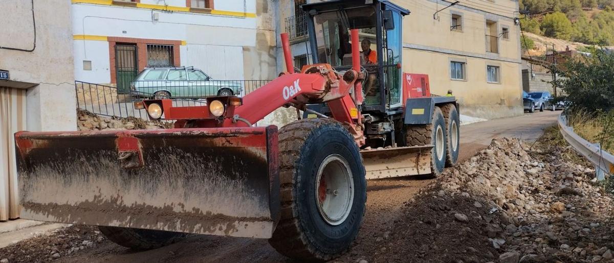 Una máquina de la Diputación de Zaragoza realizando labores de limpieza en Tosos. | SERVICIO ESPECIAL