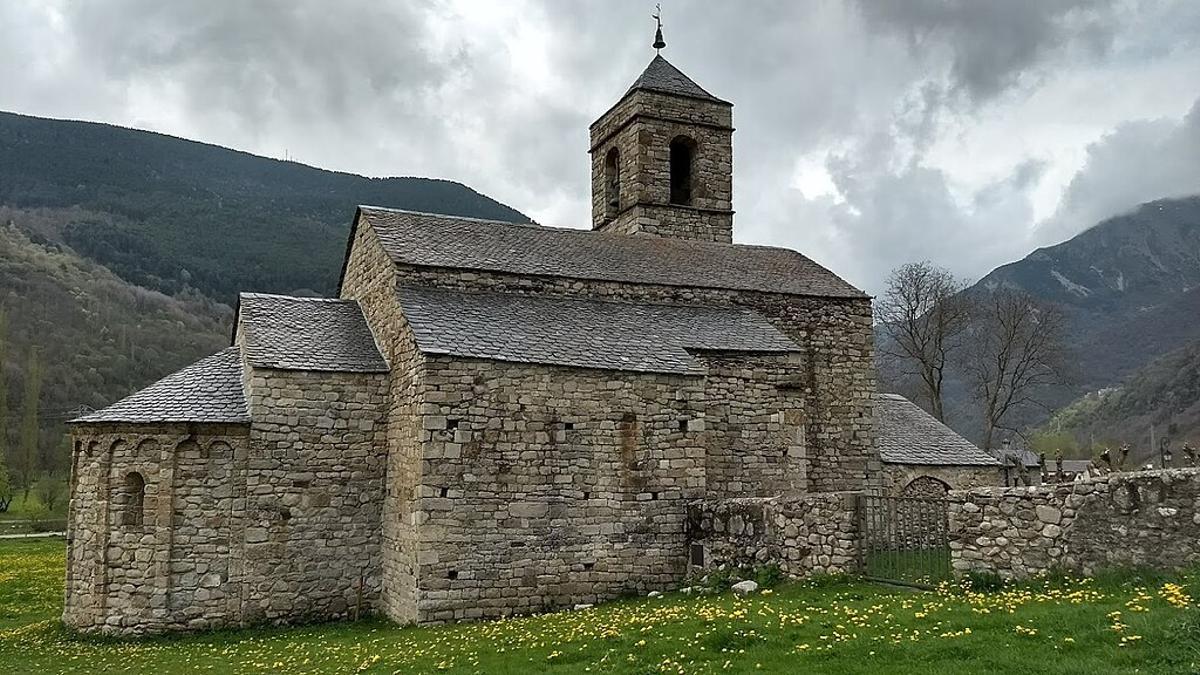 Iglesia románica de Sant Feliu de Barruera vista desde el pueblo.
