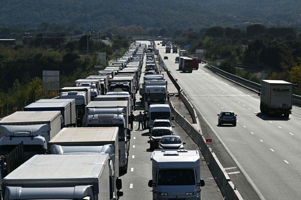 Aspecto de la autopista francesa A9, a la altura del peaje de Le Boulou, en dirección a España, como consecuencia de la protesta convocada por Coordination Rurale, este martes.