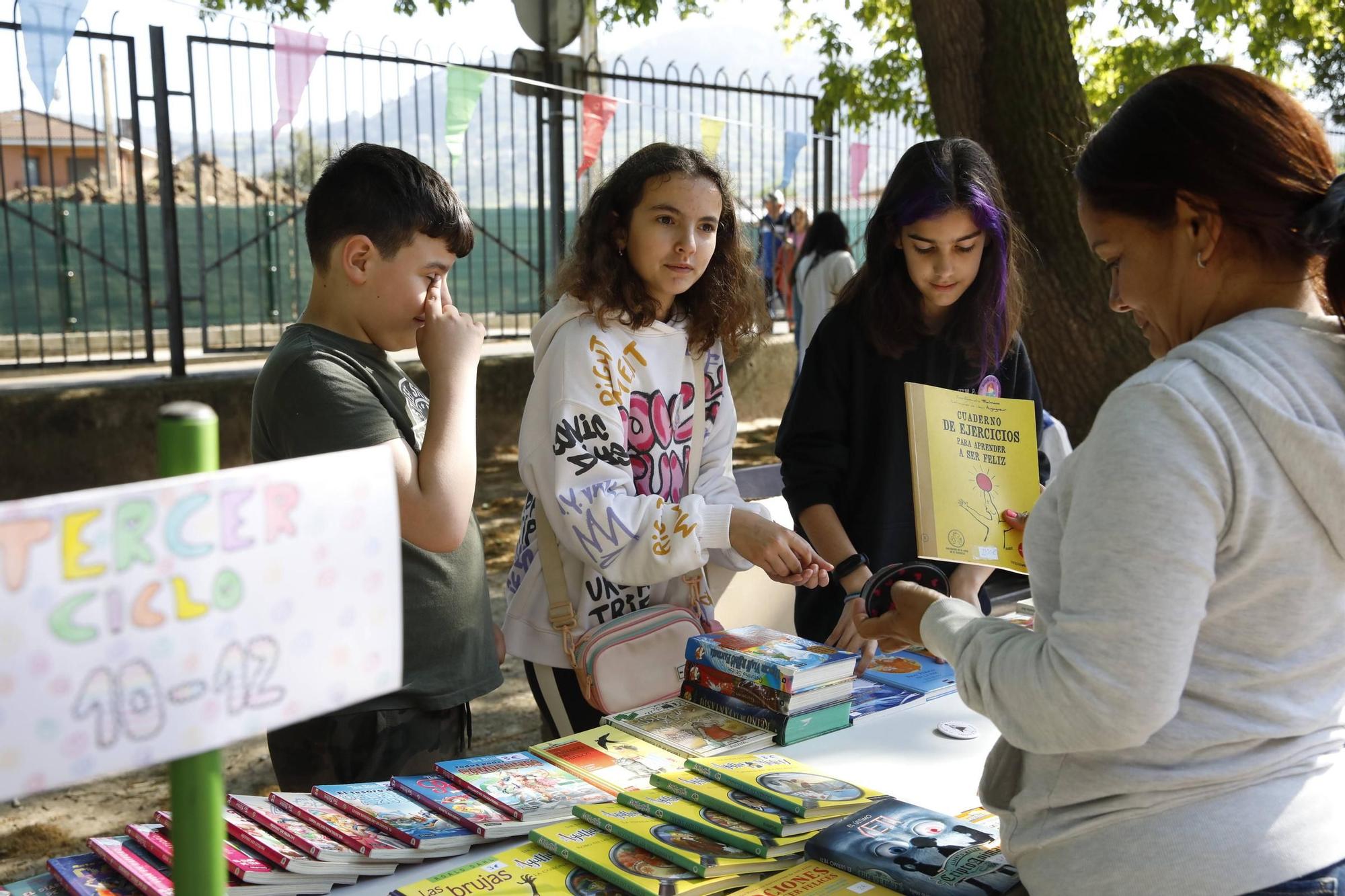 En imágenes: El colegio Jacinto Benavente disfruta de su primera feria del libro
