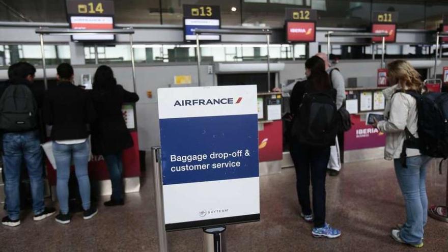 Pasajeros en Peinador facturando su equipaje para un vuelo de Air France a París. // Adrián Irago