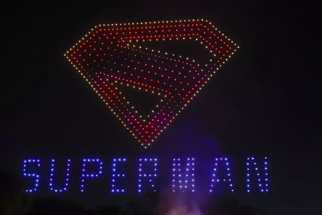 Espectacular 'show' de luces con drones en el estreno de 'Súperman'