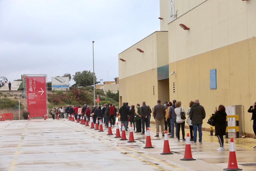 Largas colas para vacunarse en Ciudad de la Luz