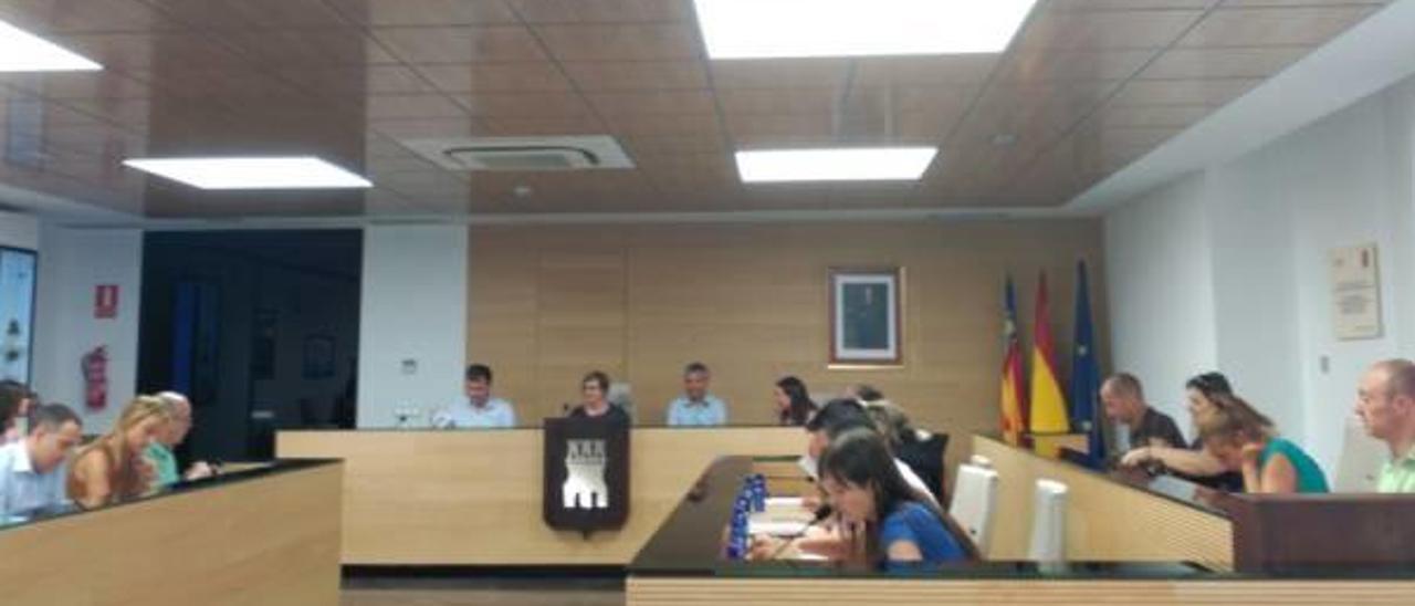 Los sueldos centran el primer enfrentamiento entre gobierno y oposición en Almassora