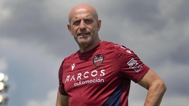 Julián Calero posa para una entrevista en la ciudad deportiva del Levante.