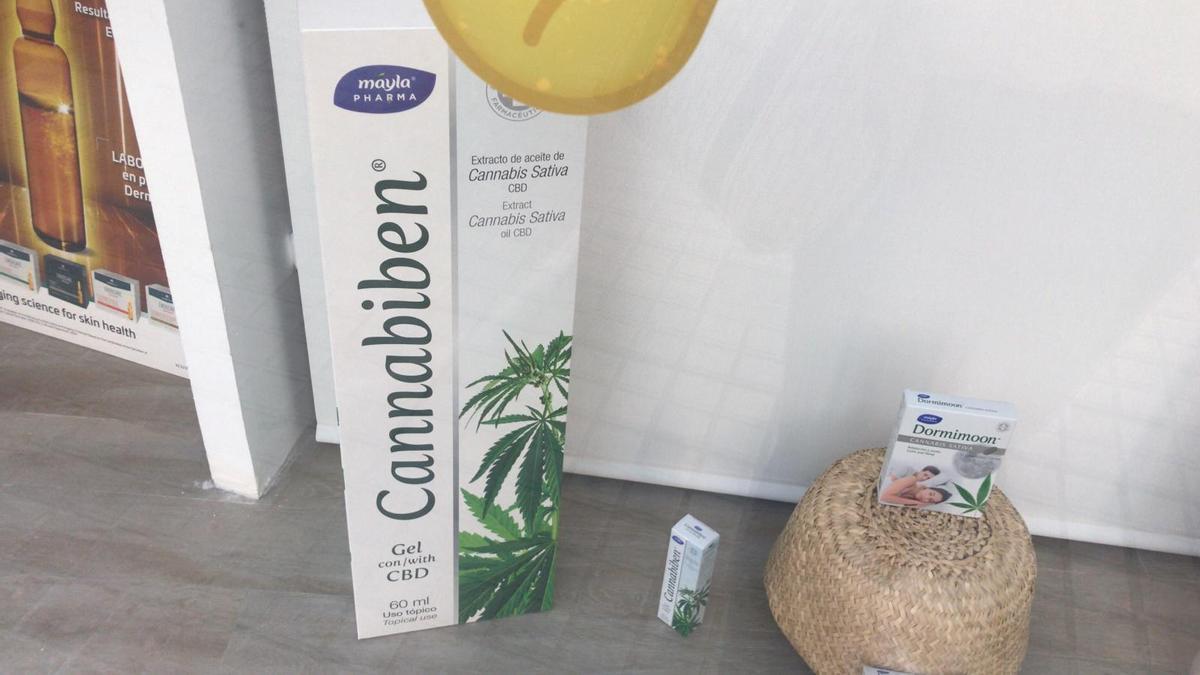 Una farmacia de València muestra los productos de CBD en su escaparate