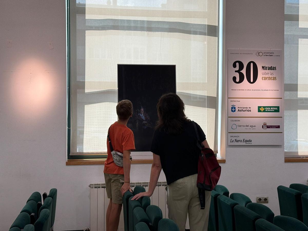 Leo Nosovs y María José Camacho admirando la fotografía ganadora, "Armandina".