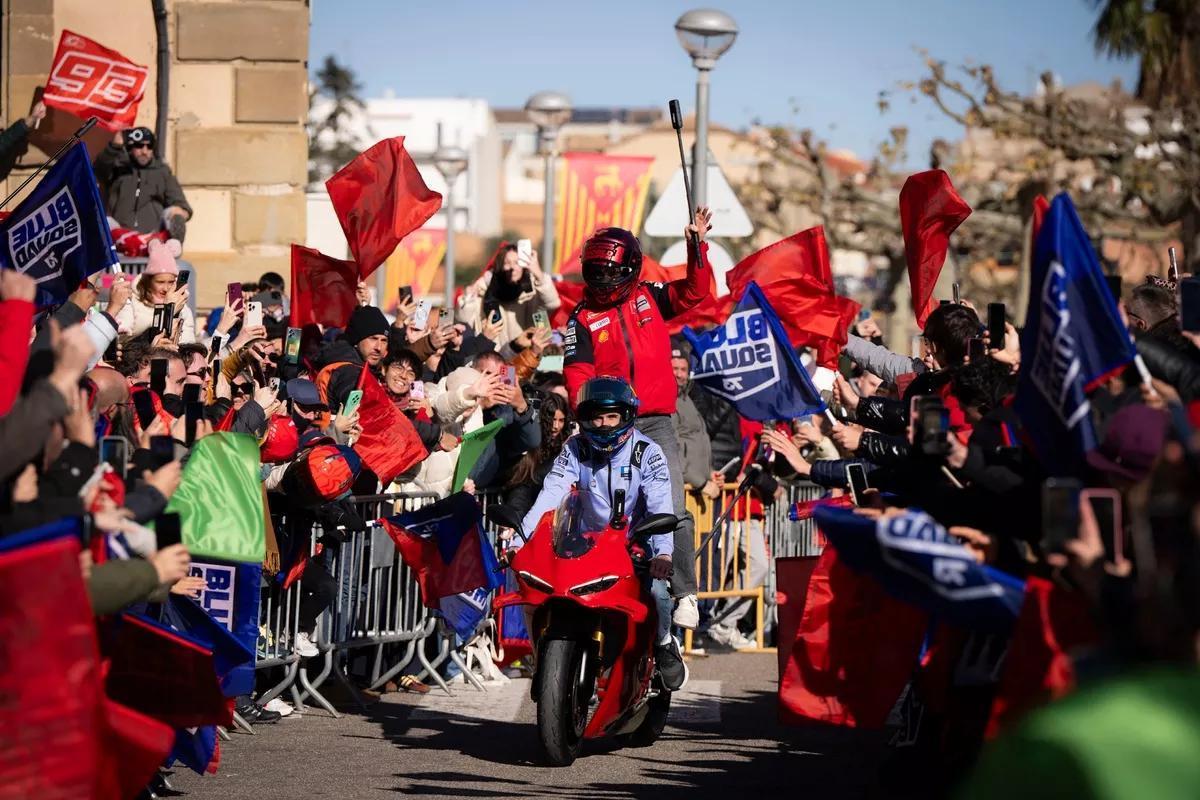 Àlex y Marc Márquez se dan un baño de masas montados sobre una Ducati Panigale