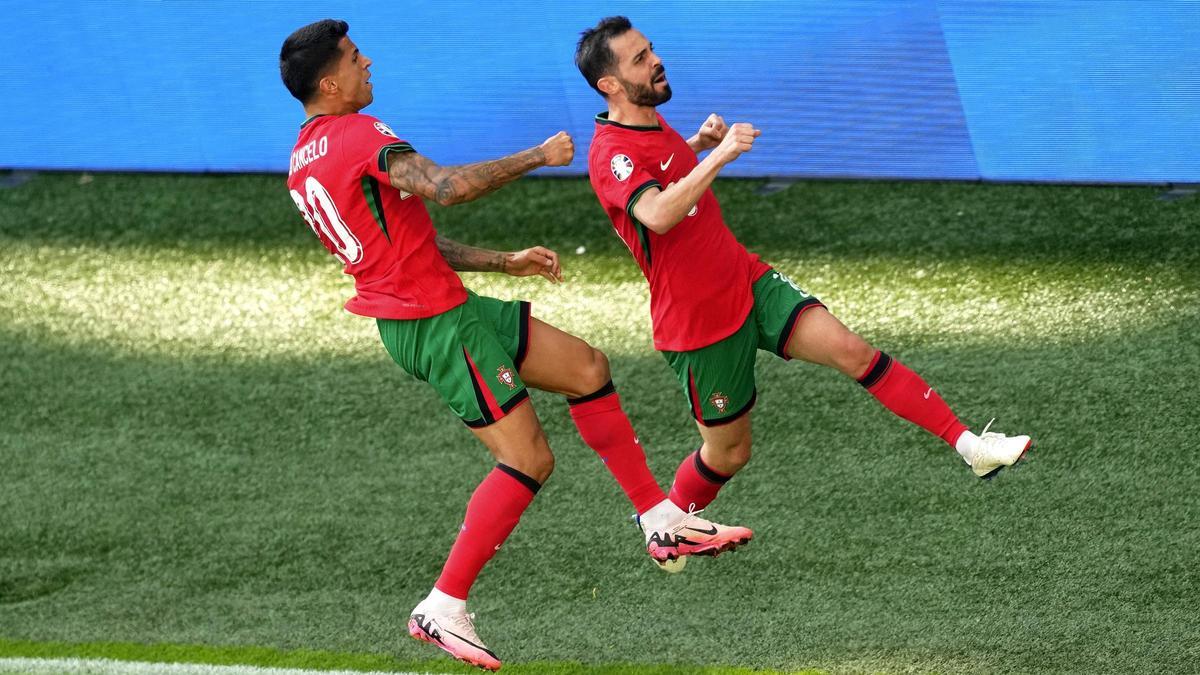 João Cancelo y Bernardo Silva, obra del segundo, celebran el 0-1 de Portugal sobre Turquía.