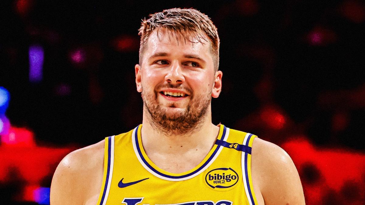 Doncic, sonriente con la camiseta de Lakers