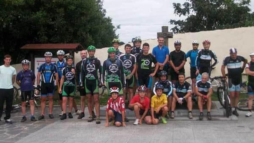 Participantes en la marcha ciclista del Club La Amistad de Cenero.