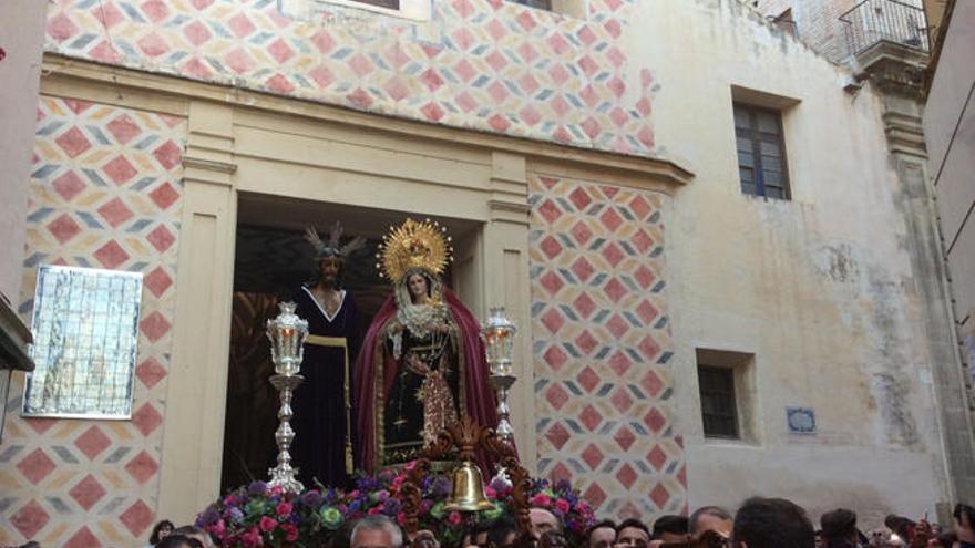Salida del Señor de la Sentencia y la Virgen del Rosario del interior de San Juan.