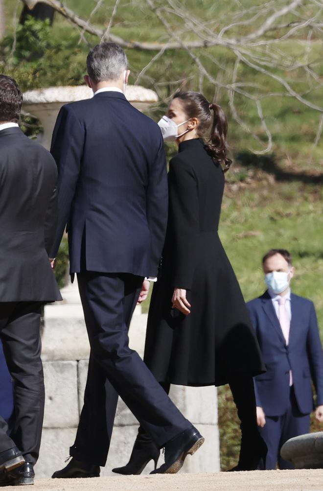 La reina Letizia con abrigo negro marinero y el príncipe Felipe en el homenaje a las víctimas del 11M