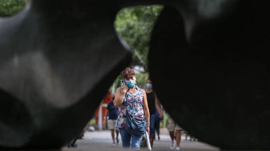 Una mujer pasea por Santa Cruz de Tenerife.