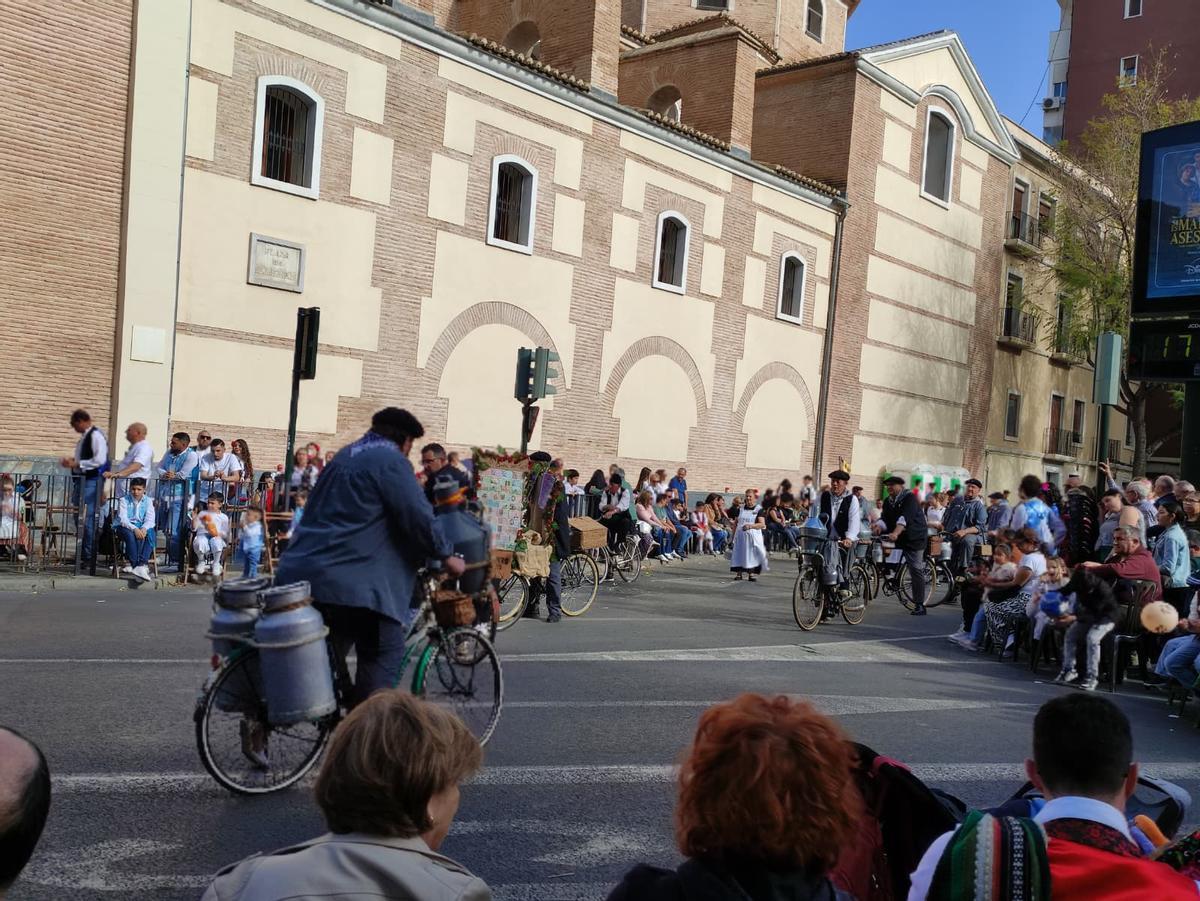 Bicicletas con recipìentes para la leche en el desfile del Bando de la Huerta