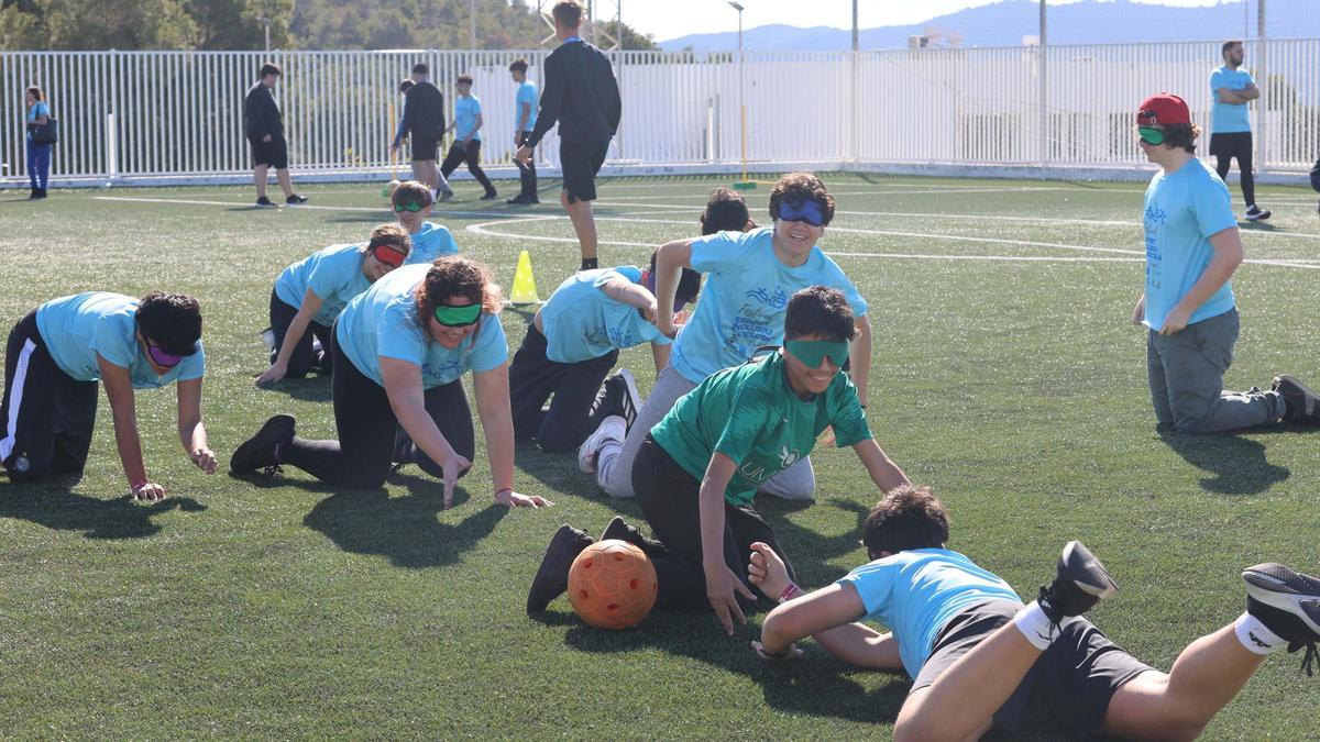 Los alumnos compartieron una mañana de deporte y juego en el complejo deportivo de Can Coix.