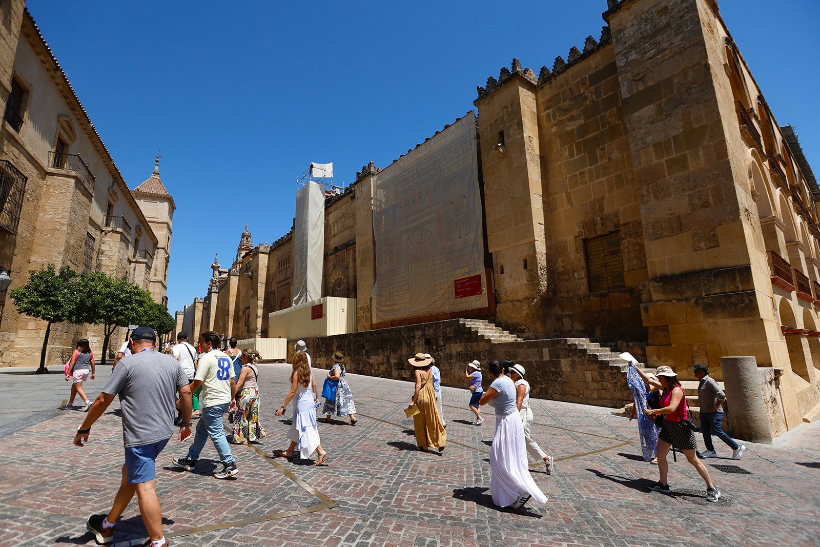 Los negocios en el Casco Histórico buscan la supervivencia en el verano cordobés