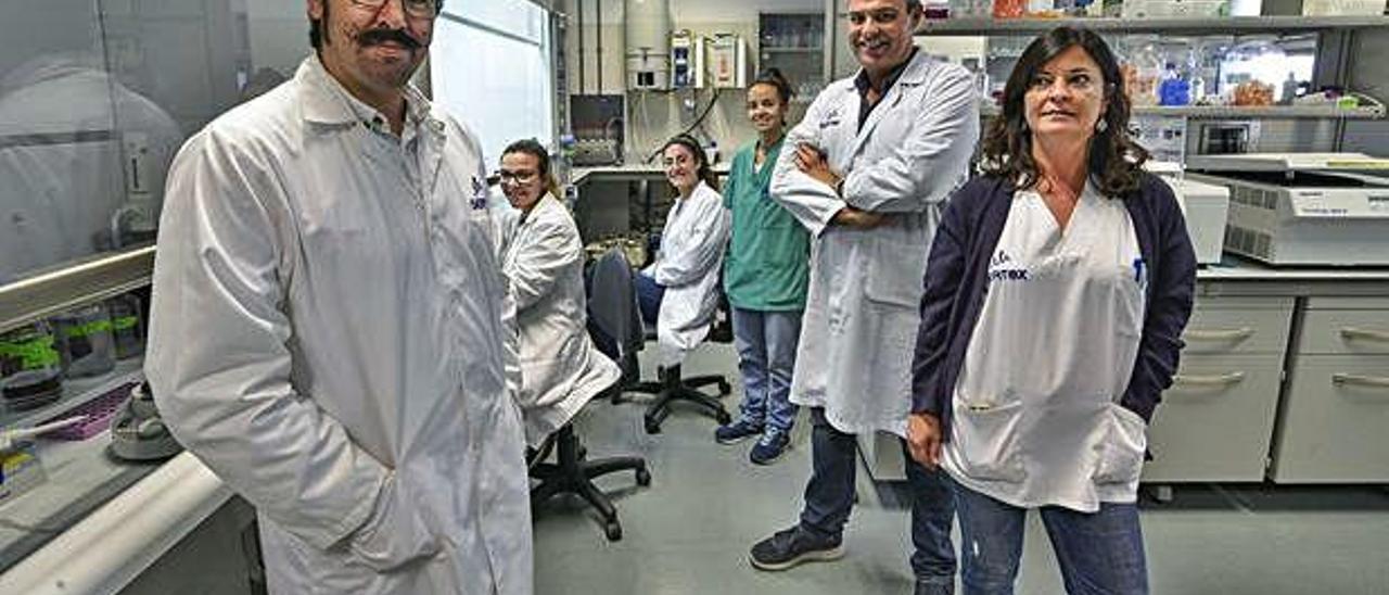 Luis Alberto Henríquez (izquierda), junto con otros miembros del grupo de investigación en Medio Ambiente y Salud en la sede del IUIBS.